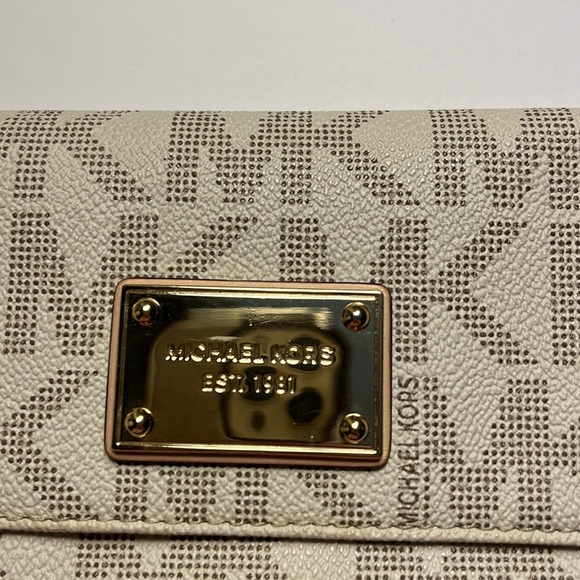 EUC MICHAEL KORS Continental Wallet Snap Closure - Picture 8 of 8